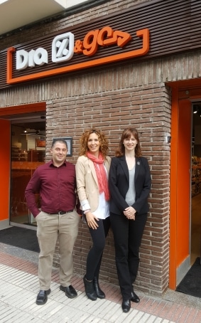 Las responsables de medioambiente y el director técnico de Grupo DIA.