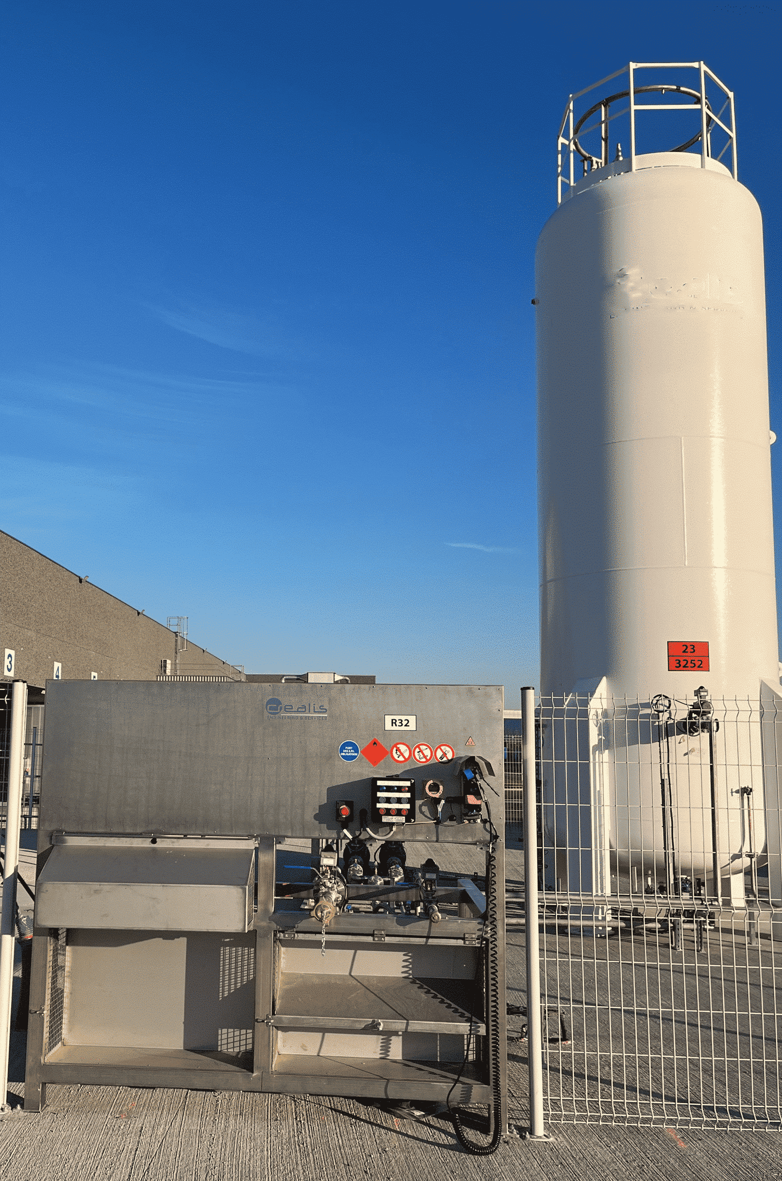 Vertical storage tank